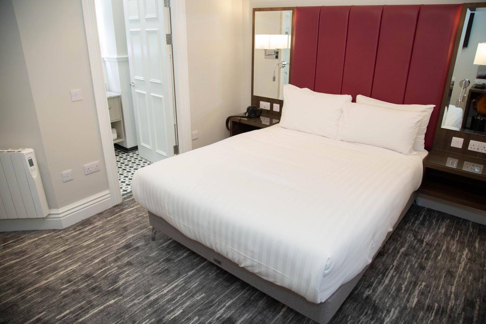 Commodore Hotel Cobh Eksteriør bilde