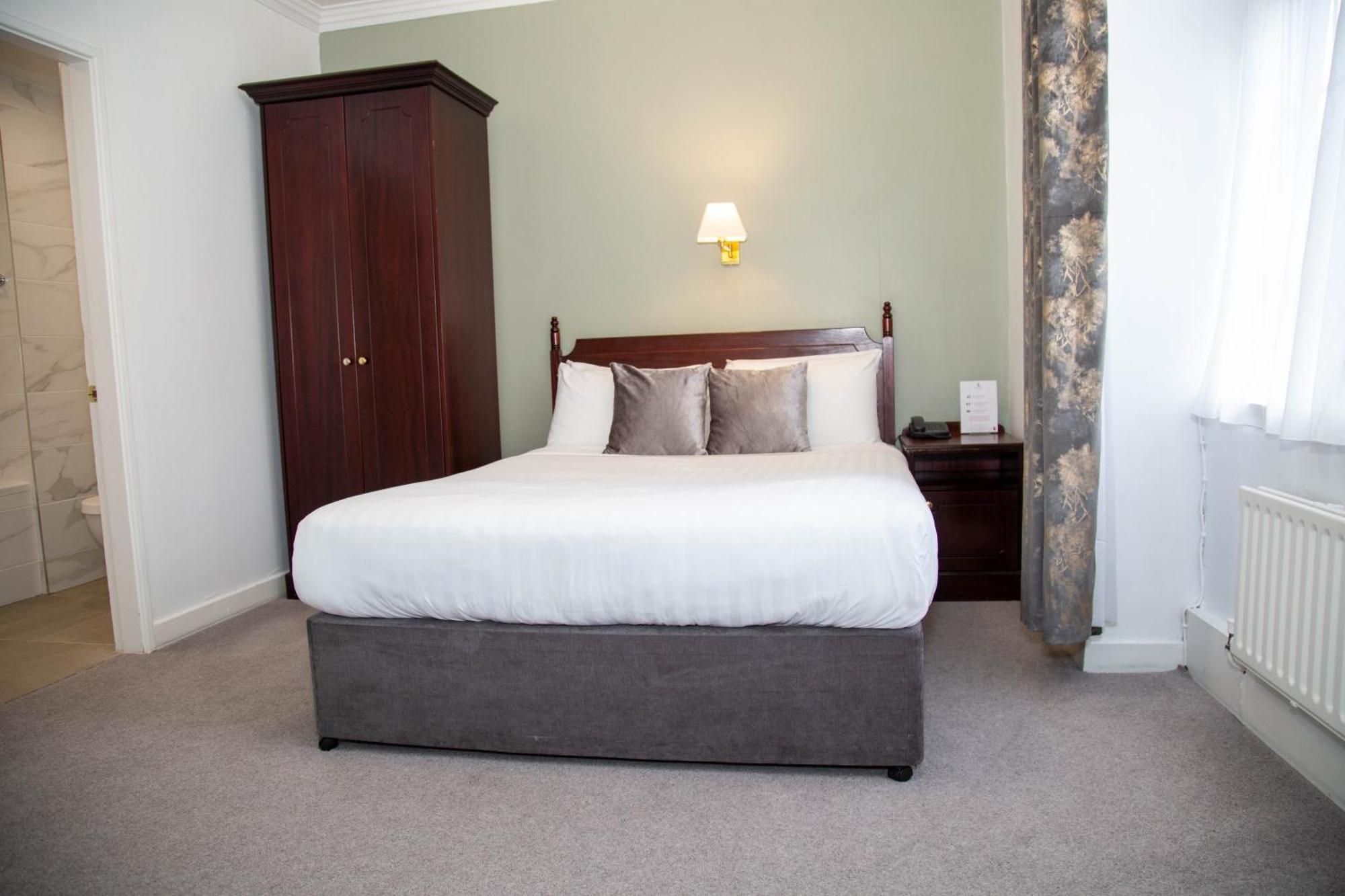 Commodore Hotel Cobh Eksteriør bilde