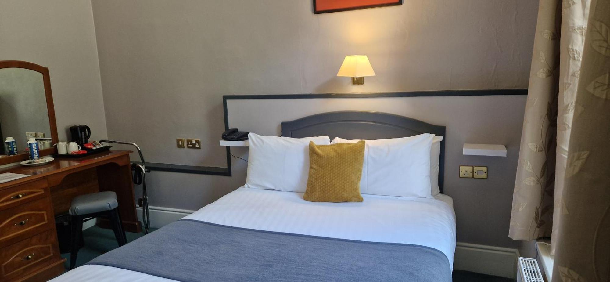 Commodore Hotel Cobh Eksteriør bilde