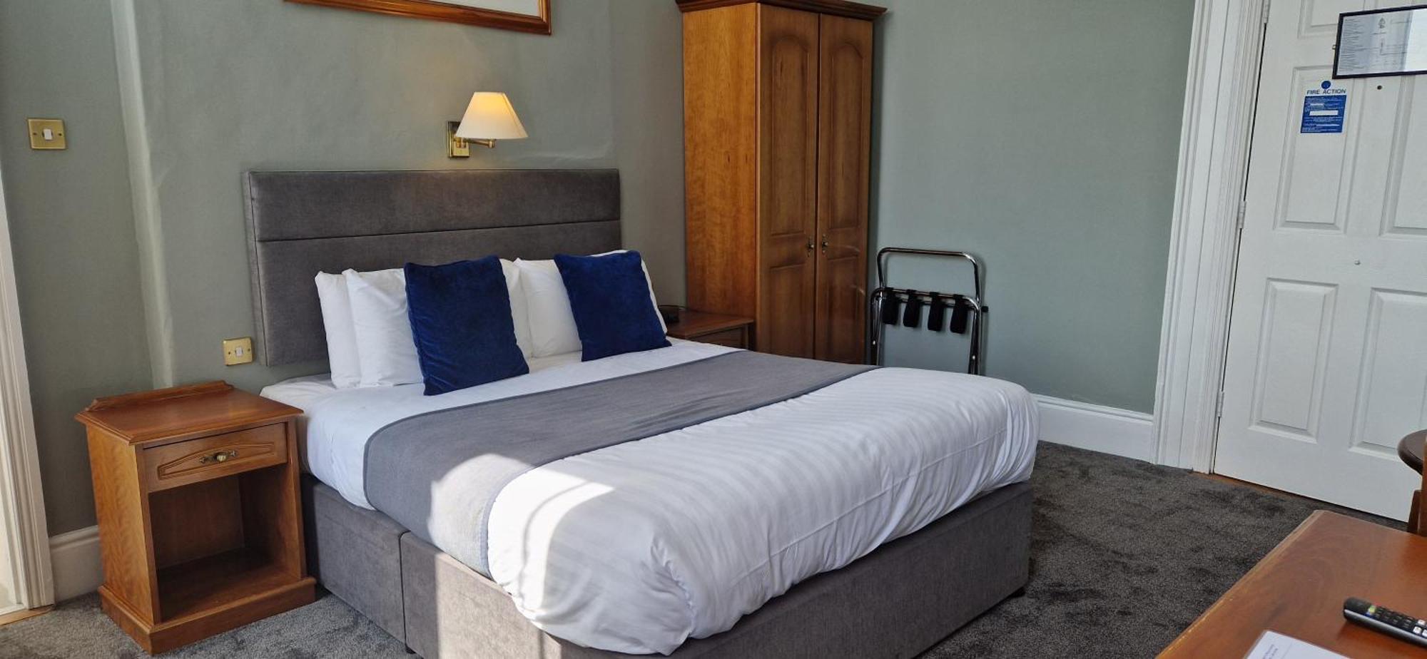 Commodore Hotel Cobh Eksteriør bilde