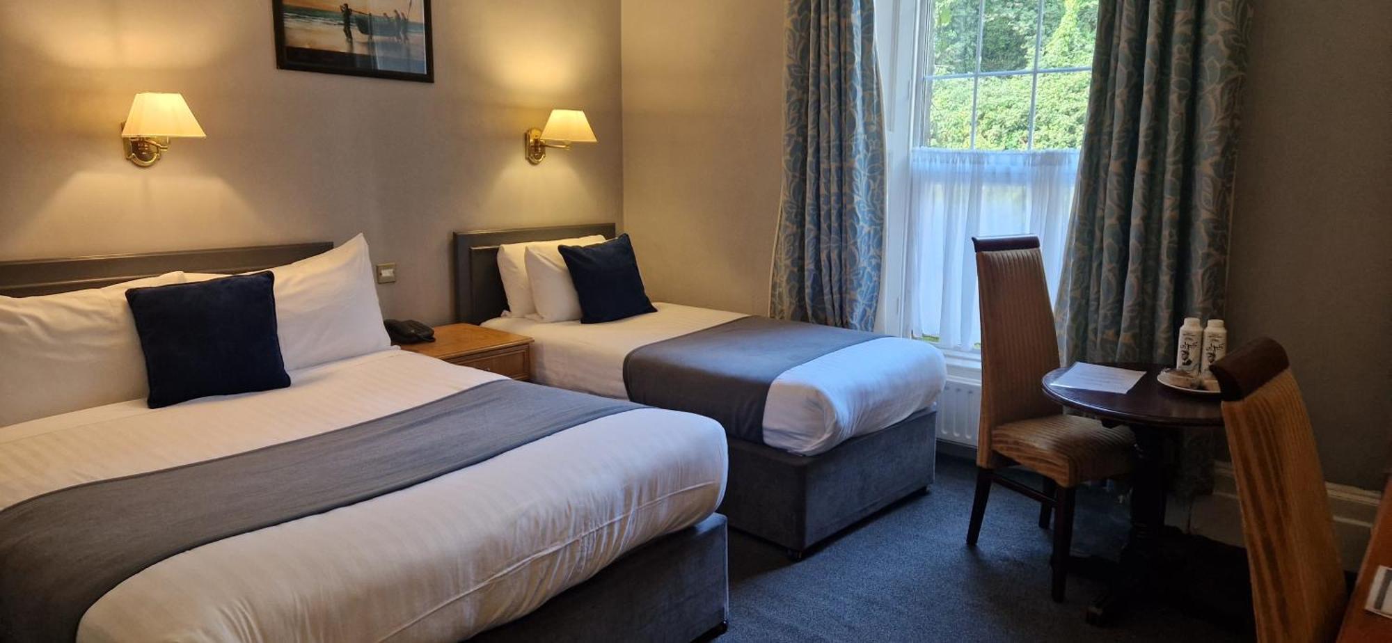 Commodore Hotel Cobh Eksteriør bilde