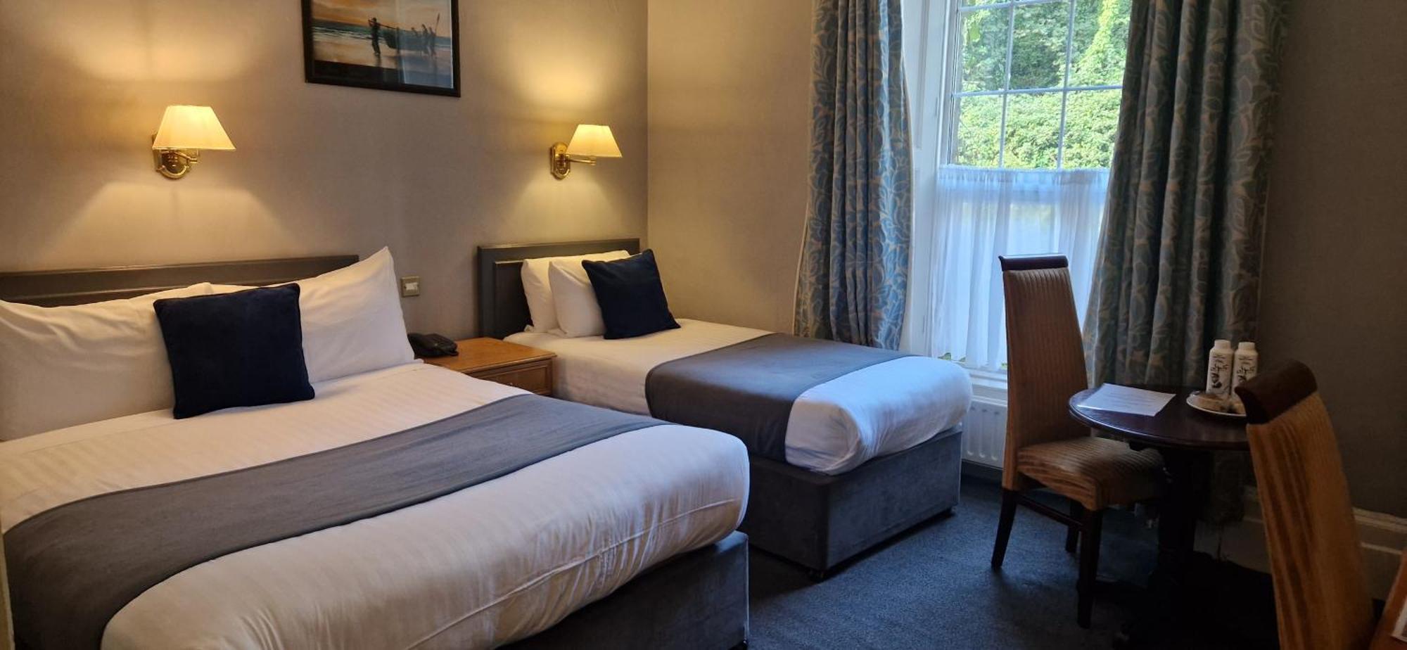 Commodore Hotel Cobh Eksteriør bilde