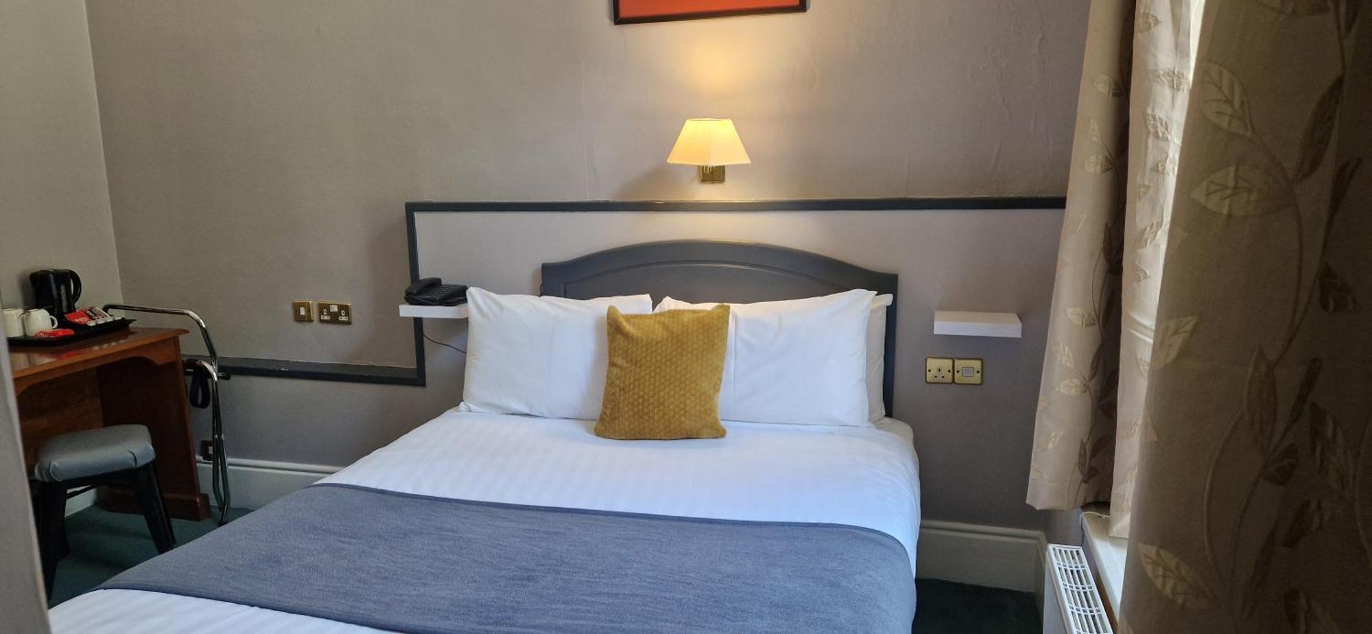 Commodore Hotel Cobh Eksteriør bilde