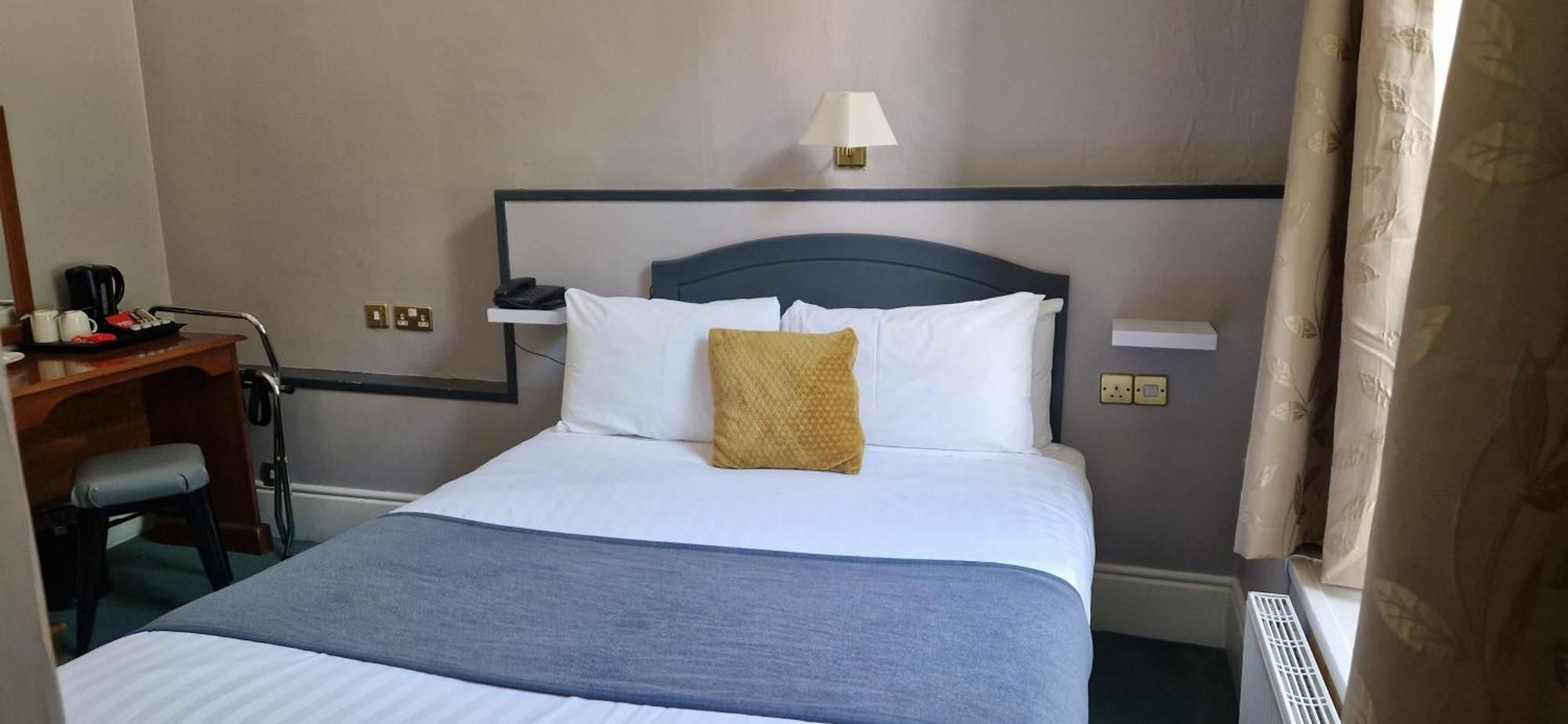 Commodore Hotel Cobh Eksteriør bilde