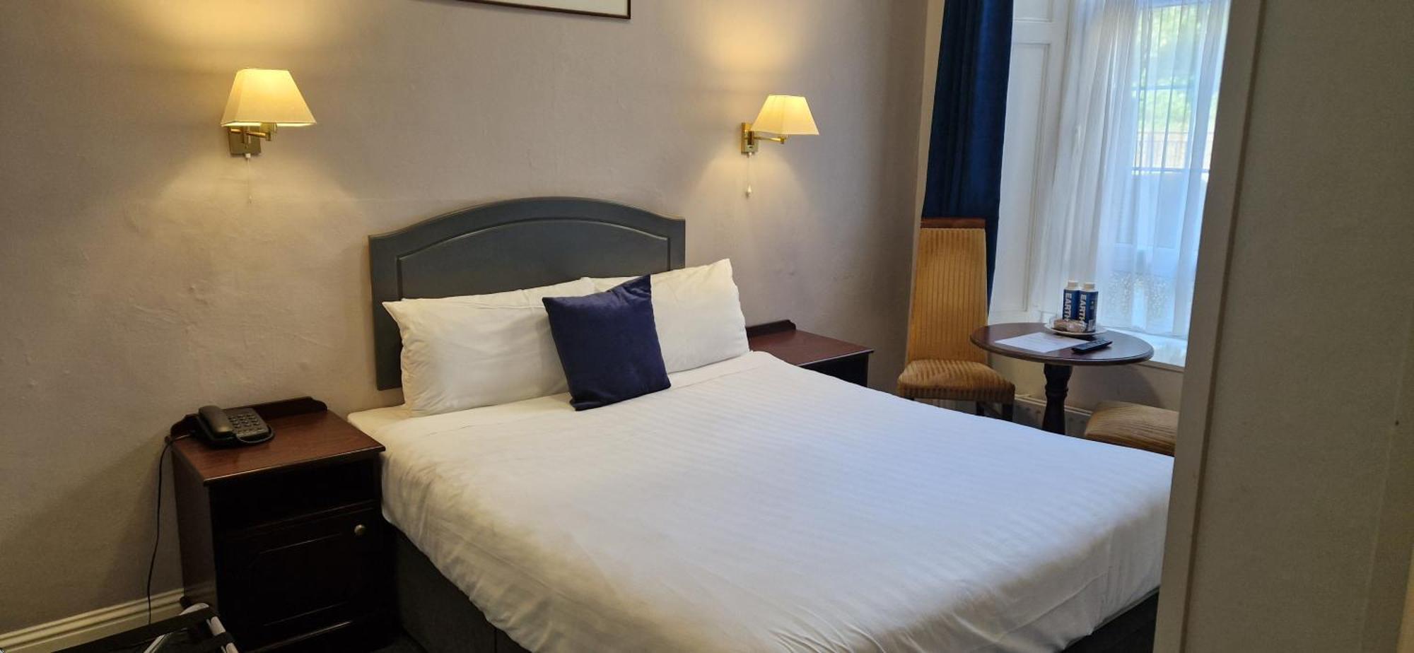 Commodore Hotel Cobh Eksteriør bilde